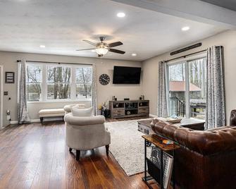 Renovated and Luxe Lake House - Plainwell - Sala de estar