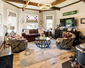 Victorian Secrets 1897 Home - Curious? Eclectic, convenient & ️ of wine country - Newberg - Вітальня