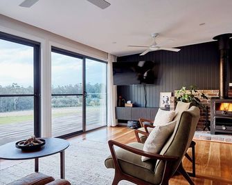 Peaceful Farmstay with Breathtaking Country Views - 콜롬바티 - 거실