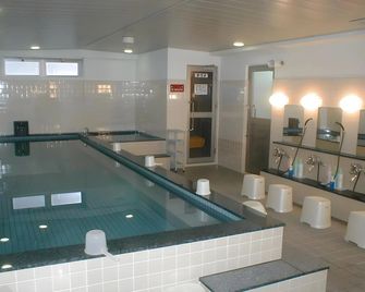 Capsule Hotel Kobe Sannomiya - Caters to men - Kobe - Pool