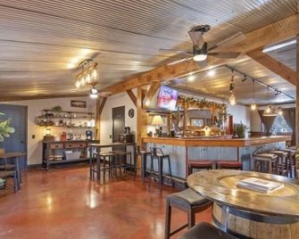 Freedom Cabin with Sandstone Canyon & Dock on the WI River in Wisconsin Dells - Wisconsin Dells - Bar