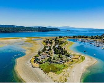 Gorgeous Beach House on Vancouver Island - Bowser