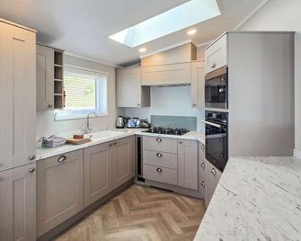 Spacious and luxurious lodge situated on the sea front. - Girvan - Kitchen