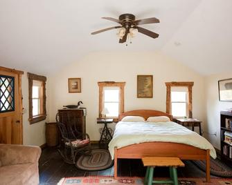 Romantic Couples' Cabin Getaway in Pittsfield, New Hampshire - Pittsfield - Bedroom