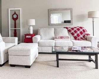 The Cream & Crimson Condo - Downtown: 2 Bedrooms, 2 Baths, Sleeps 5 - Bloomington - Huiskamer