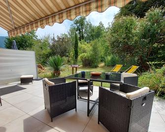 Centre St Jorioz : Charmant et spacieux studio avec terrasse et jardin privatif - Saint-Jorioz - Patio