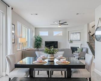 Luxostays| ! Spacious, Cozy And Peaceful 5br House - Pittsburg - Dining room