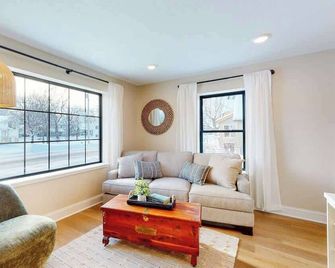 Boat-Swim-Fish Lake Cottage-Pontoon Rental - Elk River - Living room