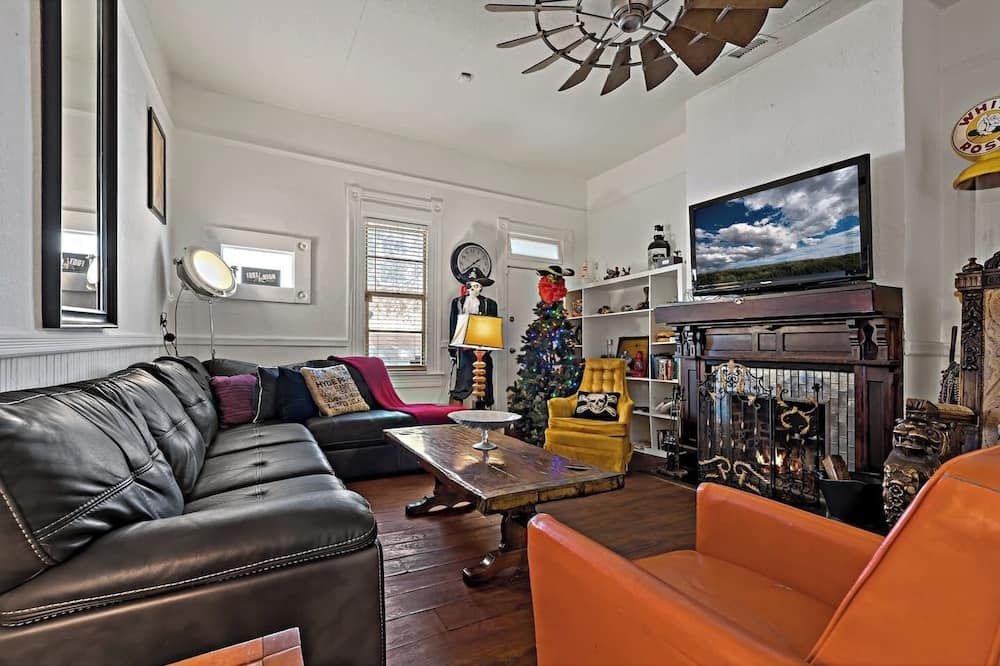 Charming Ybor City Bungalow with Private Pool Oasis - تامبا - غرفة معيشة