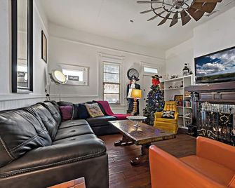 Charming Ybor City Bungalow with Private Pool Oasis - Tampa - Ruang tamu