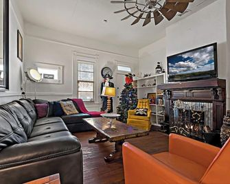 Charming Ybor City Bungalow with Private Pool Oasis - تامبا - غرفة معيشة