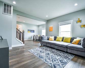 Home w/ King Suite 4 Mins to DAY Airport - Vandalia - Living room