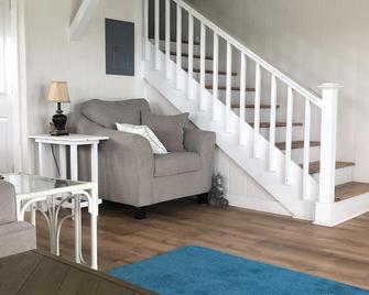 Featured on HGTV! Protected deep water dock !! - Green Turtle Cay - Living room