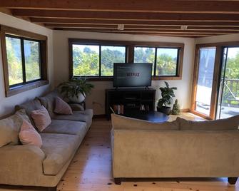 Ocean Views\/ Private Parking\/ Full size gas Range\/Oven - Bolinas - Living room