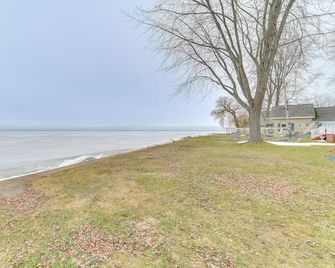 Bright Houghton Lake Home With Boat Dock - Houghton Lake - Strand