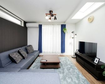 Higashi-Rokugo House White by Tranova - Kawasaki - Living room