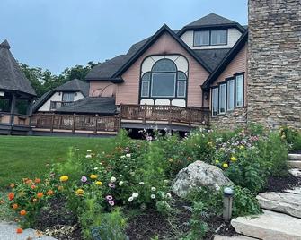 6 bd Country Estate on 28 Acres near Lk Geneva w/ Ponds, Trails, Fenced Dog-park - Marengo - Building