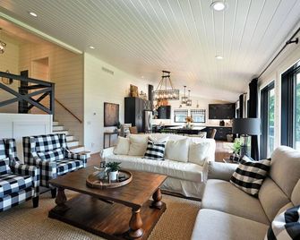 Modern Lakehouse Retreat on Lake Namakagon | Hot Tub Open Year-Round - Cable - Living room
