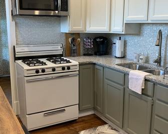 A Cozy home away from home 1 Bedroom Apartment - Hamburg - Küche