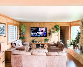 Private 7acre Lake View Home 45 mins to Jackson Hole - Irwin - Living room