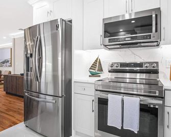 Private Pool, Close to Beaches, Shops, Restaurants, bars, and markets - Hampton Bays - Cocina