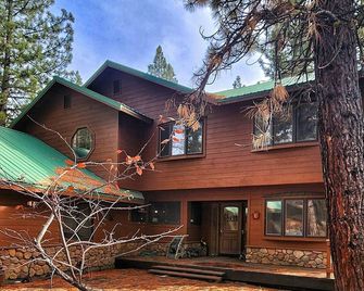 Groupready, Hottub, Pooltable, Fullkitchen & Pups - Portola - Edificio