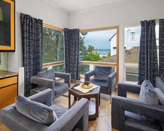 Location And Value! Andrew's 3 Bedroom Beach Home With Bay And Ocean Views - San Diego - Wohnzimmer