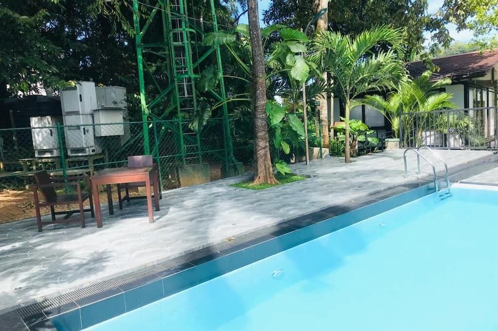 هوتل يو - كاندي - حوض السباحة