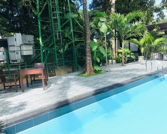 هوتل يو - كاندي - حوض السباحة