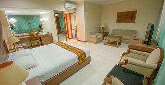 Riyadi Palace Hotel - Surakarta City - Phòng ngủ