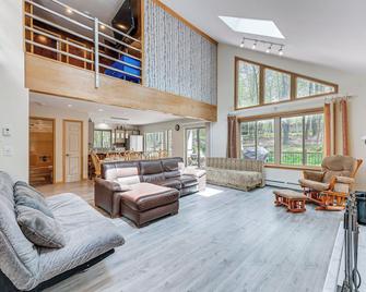 Poconos Vacation Rental with Lake Access and Hot Tub! - Gouldsboro - Living room