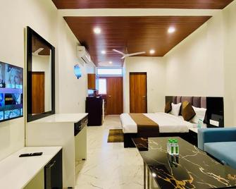 Stay 10 Parallel Apartment Hotel - Indore - Soverom
