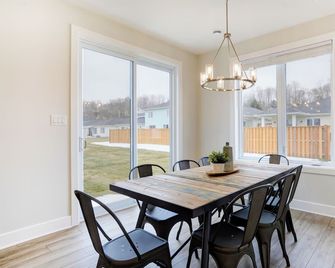 My Mom's Cottage - Enjoy Small Town Beach Living! - Port Stanley - Dining room