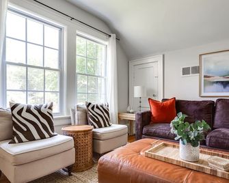 The City Charmer- Mordecai- 5 Min To Dwtn/ Pets - Raleigh - Living room