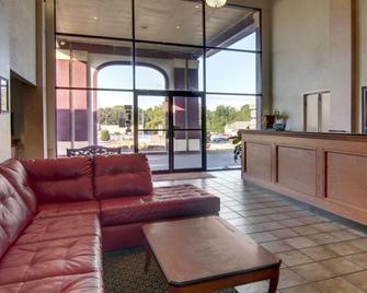Econo Lodge Conference Center - El Dorado - Living room