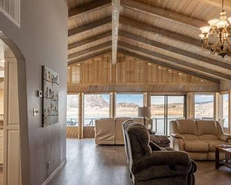 Moovalya Keys Riverfront! Room for all! - Parker - Obývací pokoj