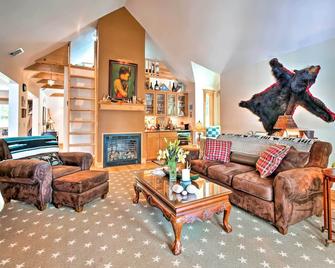 Waterfront Great Pond Cottage with Hot Tub and Deck! - Ellsworth - Wohnzimmer