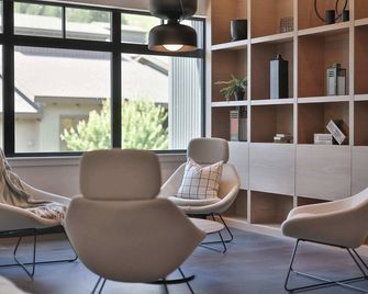 Studio At The Crescent Sleeps 2 to 4 - Rossland - Lounge