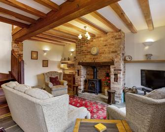 Shire Cottage - Broadway - Living room