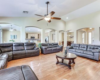 4 Mi to Surprise Stadium: Home w/ Patio! - Surprise - Living room