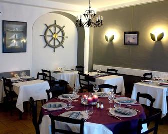 Logis Hôtel Les Chardons Bleus Restaurant Le Bistrot De La Mer - Roscoff - Restaurante