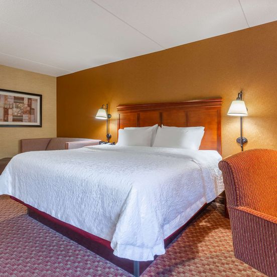 Bedroom view of Hampton Inn Peoria-East At The River Boat Crossing