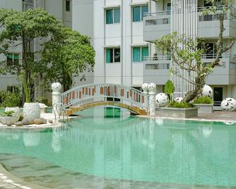 Homey and Modern Studio at Sky Terrace Apartment By Travelio - Yakarta - Piscina