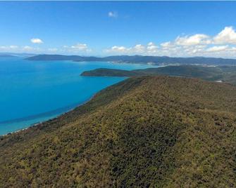 Ridge Cabin - Stunning Views - 5km From Neighbours - Airlie Beach - Outdoor view