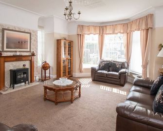 Rosaire with Private Car Park - לאנדודנו - סלון