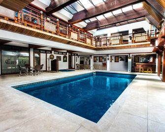 Hotel Castelo Nacional Inn Campos do Jordão - Campos do Jordão - Pool