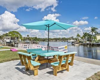 Cotee River Tiki Hut - New Port Richey - Patio