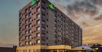 La Quinta Inn & Suites by Wyndham New Haven - New Haven - Building