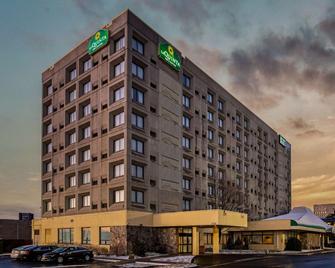 La Quinta Inn & Suites by Wyndham New Haven - New Haven - Gebäude
