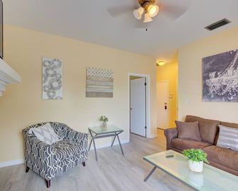 King Bed with Office, Close to TGH & UT in South Tampa, Hyde Park - Tampa - Living room